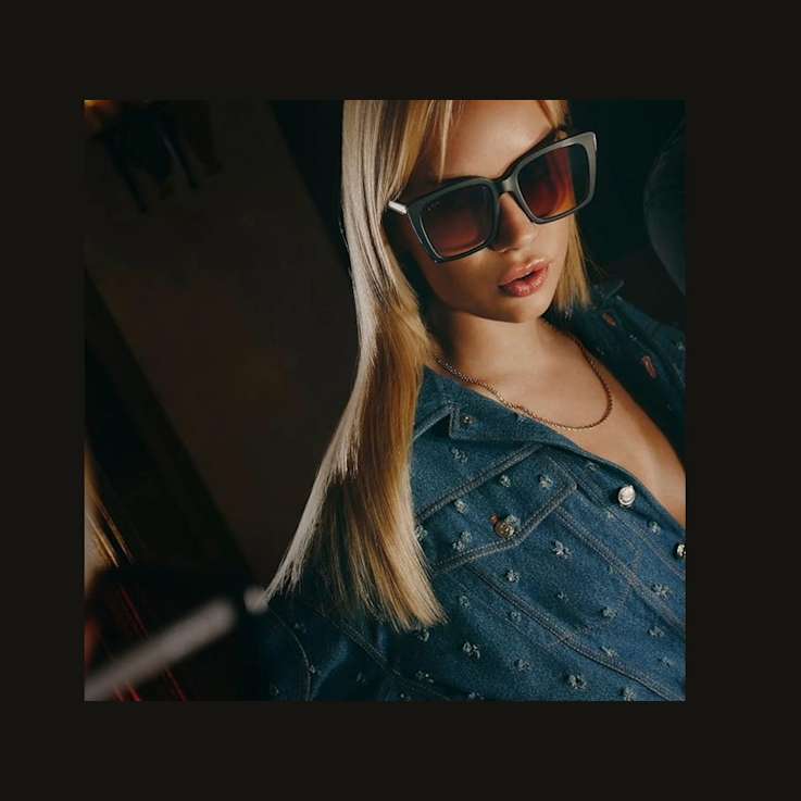 QUAY "FRONT COVER" Matte Black Square Frame / Brown Yellow
Lenses Sunglasses