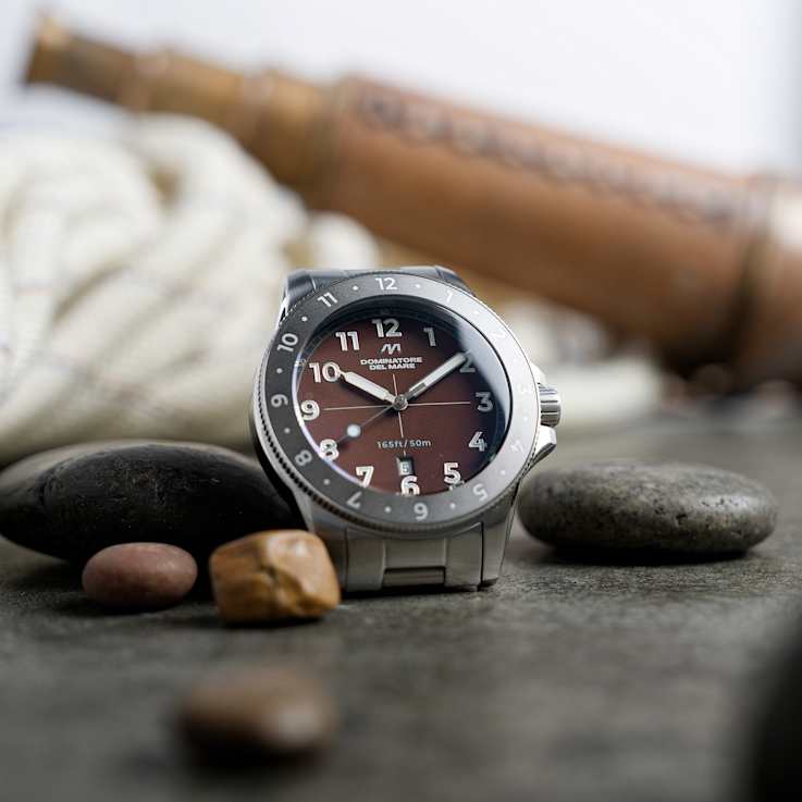 Dominatore Del Mare Bandiera Brown Dial White Bezel White Stainless
Steel Band Japan Quartz Watch