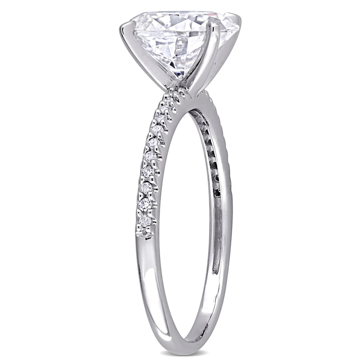 上品なスタイル 2 CT DEW Created Moissanite and 1/10 CT TW Diamond ダーツ