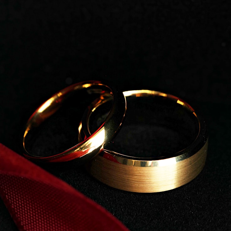 HONOR Gold-Plated Tungsten Beveled Polished Edges Flat Ring with Brushed
Center 6mm