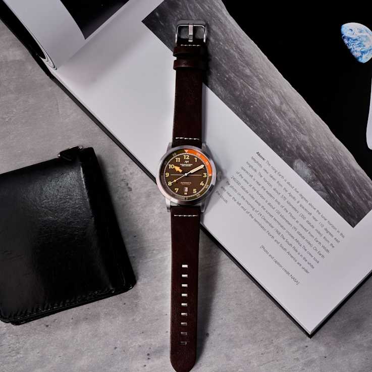 Dominatore Del Mare Camogli Brown Dial White Bezel Brown Stainless Steel
Band Automatic Watch