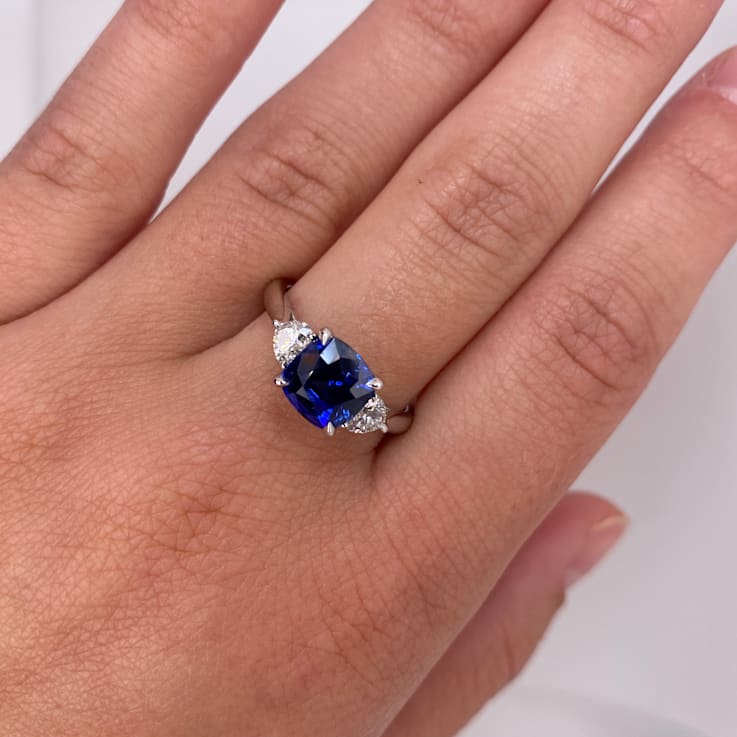 お待たせ! and Sapphire Blue Cushion Square Diamond 3.10 Ring Platinum トリートメント