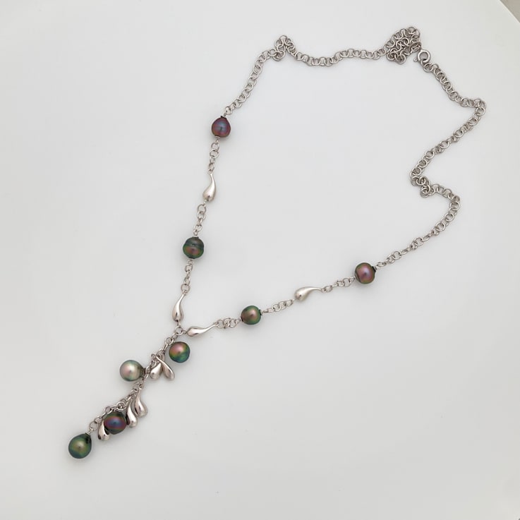 Stylish Necklace with 8 High Luster Vivid Peacock Natural Color 8-9mm
Tahitian Cultured Pearls