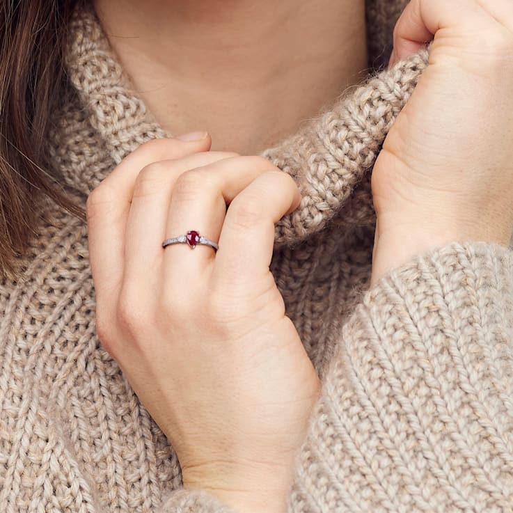 入荷nowオンラインストア Ruby TGW CT 2/8 and 2-tone in Ring 3-stone Diamond TW CT 1/4 アクセサリー