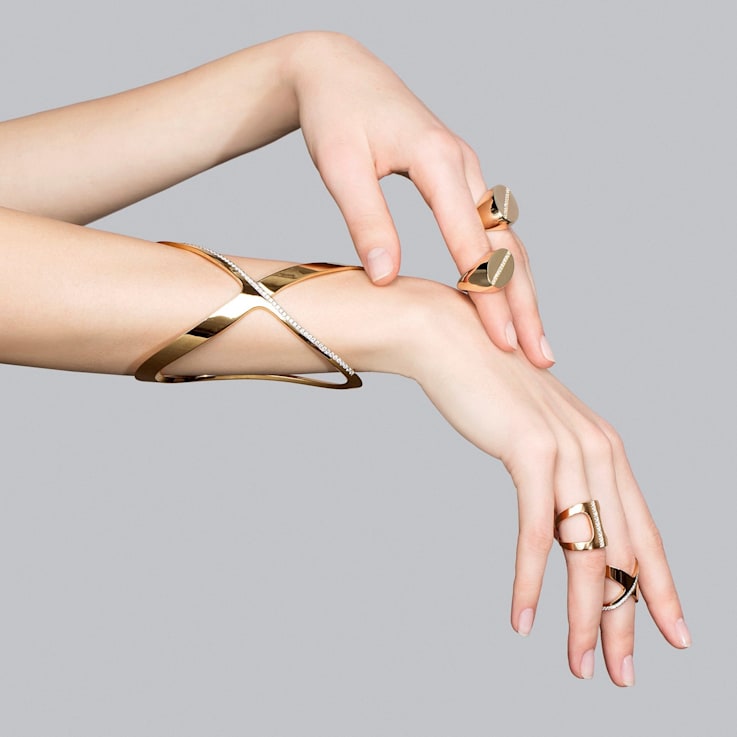 Siracusa collection ring in yellow gold 18k and one line of 9 white
diamonds diamonds 0,36 ct