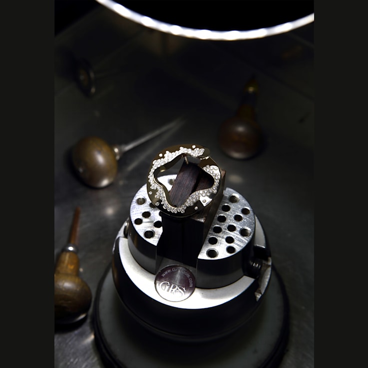 Anniversary100 large round earrings in white gold 18k with white
diamonds pavé 5.13ct