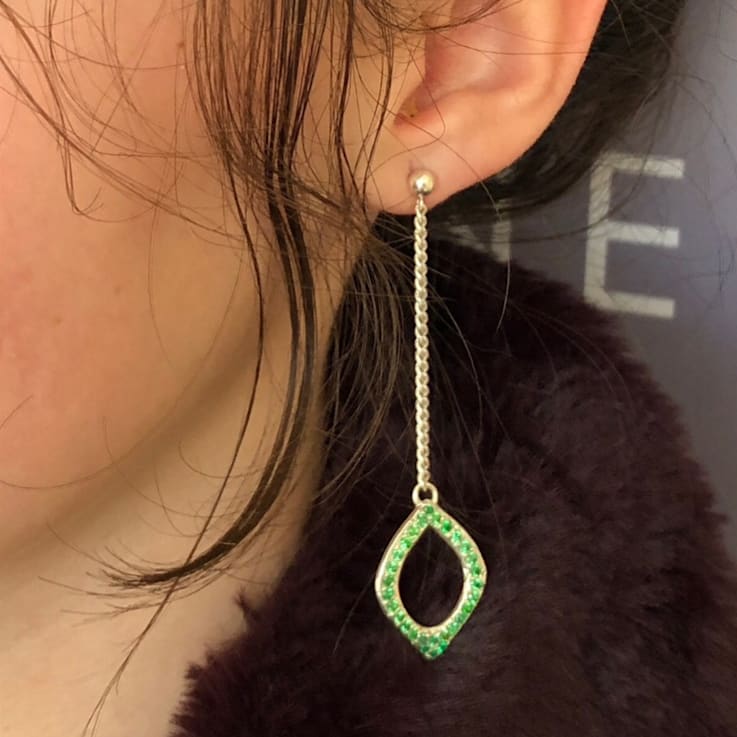 Rose Leaf Collection – 14ct White Gold Earrings – 29 Intense Green
Natural Emeralds