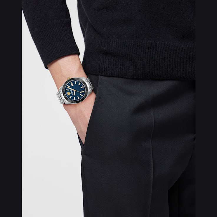 V-Dome Mens Watch Stainless Steel Case Blue Guilloché Dial Stainless
Steel Bracelet