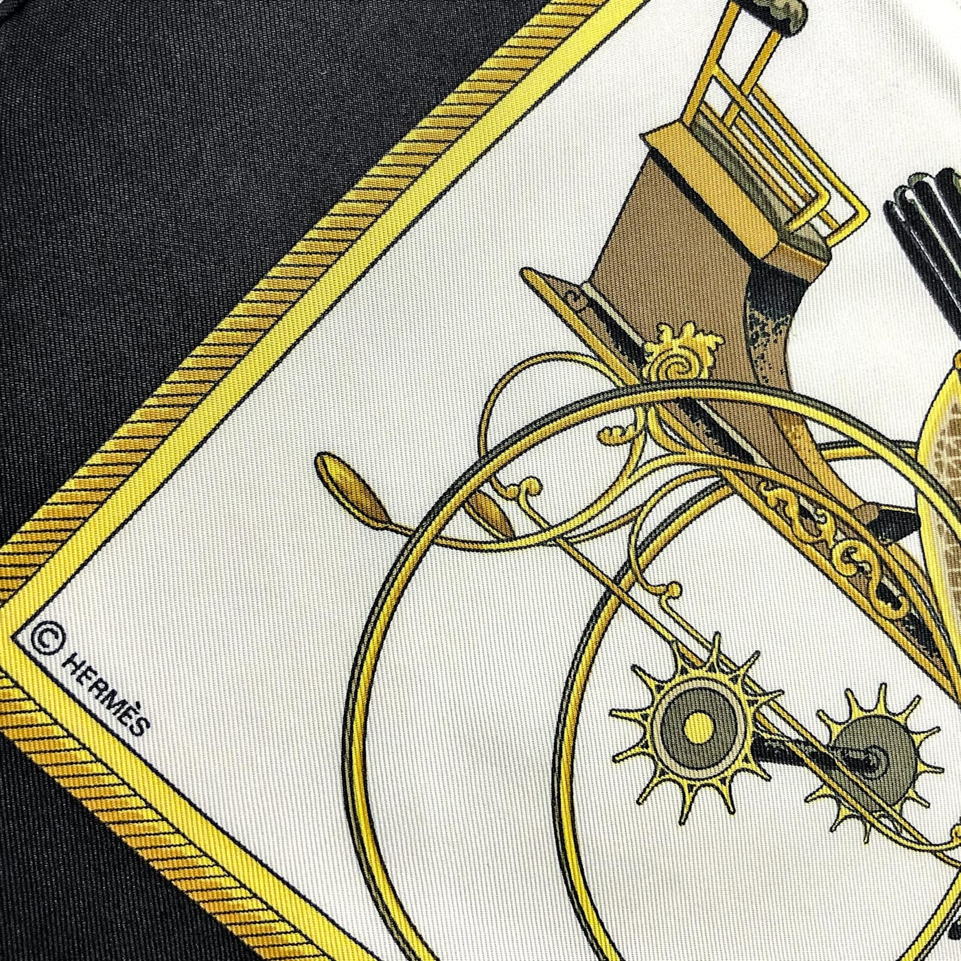 HERMES 最新作 トライアングル Les Voitures a Transformation Les Voitures a Transformation giant triangle | Hermès Australia