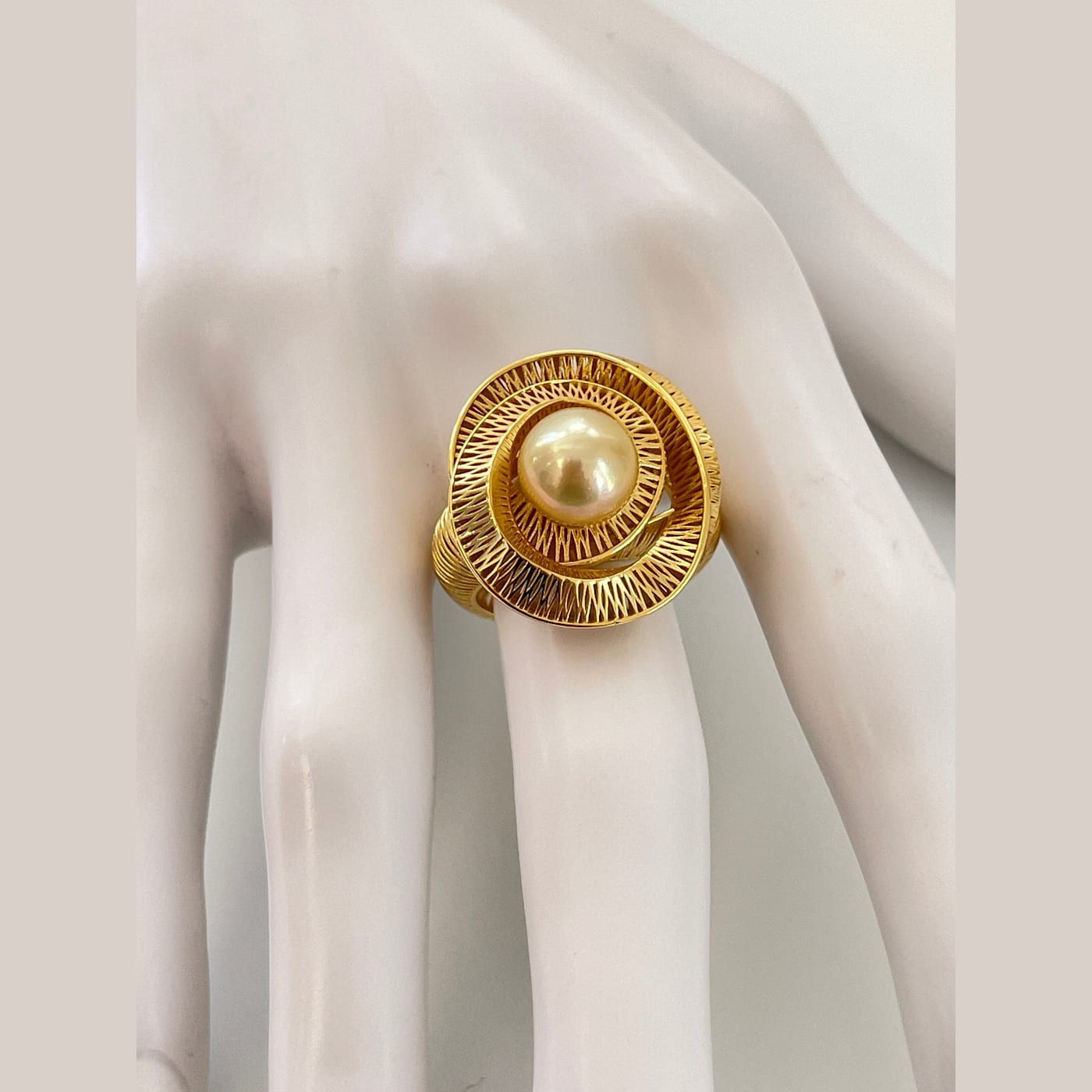 Al Majed Jewellery Ring in 18k Gold, South of Sea Pearls and