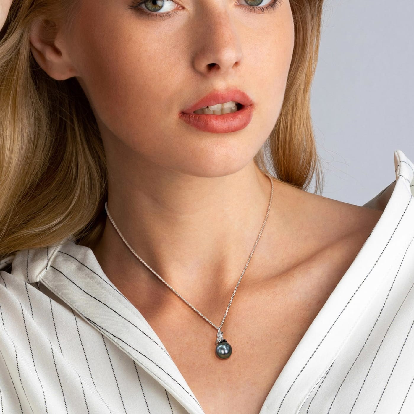 ★TATIANA★ Petite Oval Pearl NecklaceNZ1099 Petite Oval Pearl Choker Necklace – POPPY FINCH
