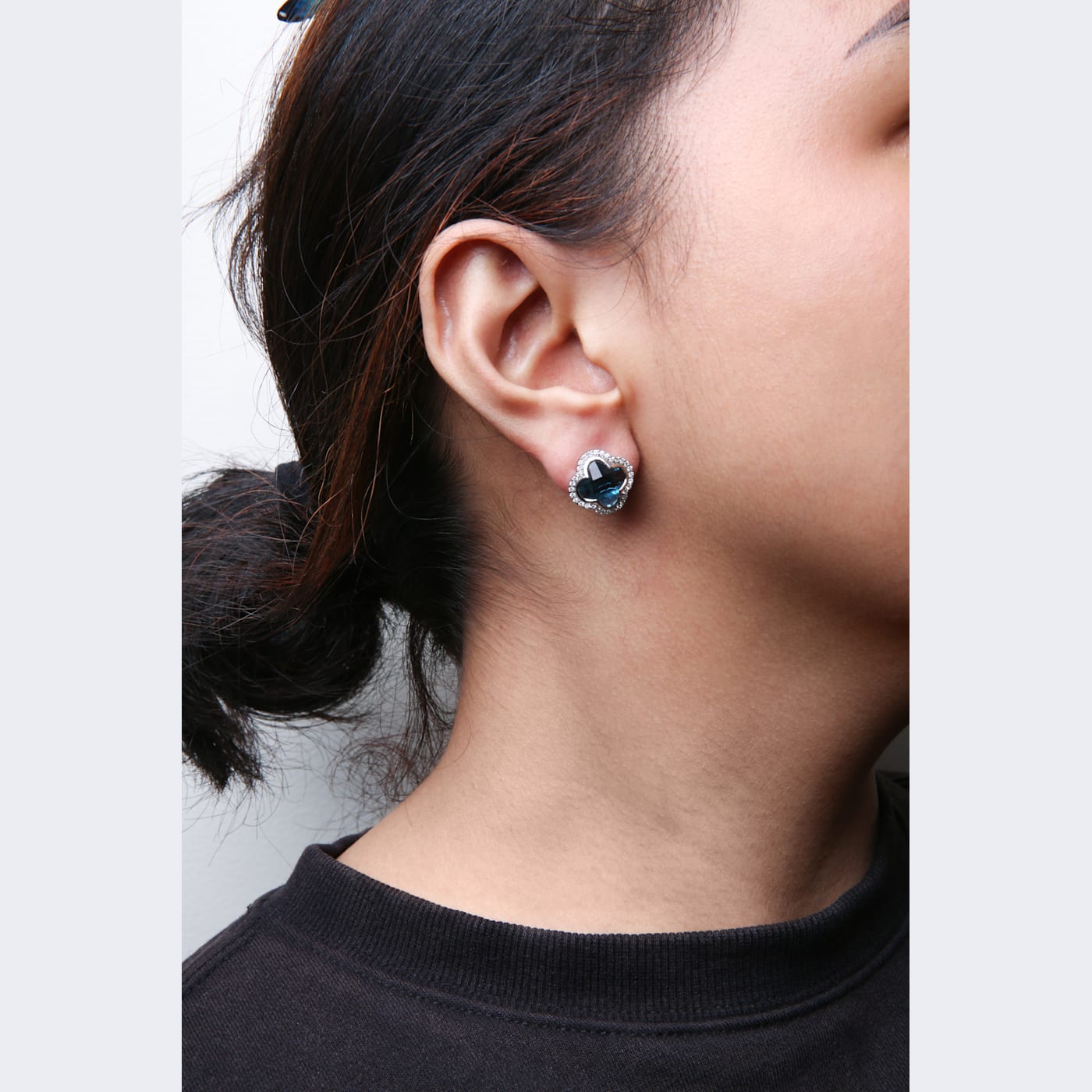 18K White Gold Clover Cut Blue Topaz Gemstone with Round