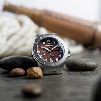 Dominatore Del Mare Bandiera Brown Dial White Bezel White Stainless
Steel Band Japan Quartz Watch