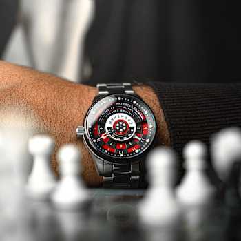 Thomas Earnshaw Staunton Chess Set Automatic Red Dial Stainless Steel
Band Limited Edition Watch