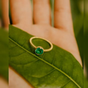 0.81Cts Colombian emerald round-cut, crafted in 18K yellow gold Ring.