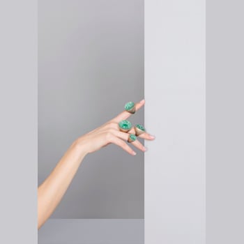 Limited edition ring in white natural satin gold 18k and emeralds pavé
3,08 ct