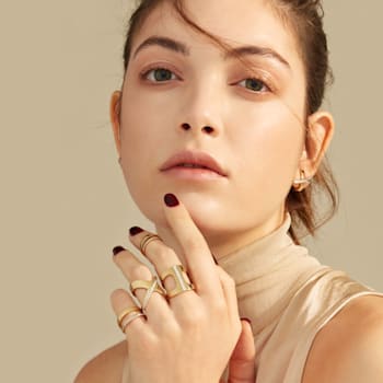 Siracusa collection ring in yellow gold 18k and one line of 9 white
diamonds diamonds 0,36 ct