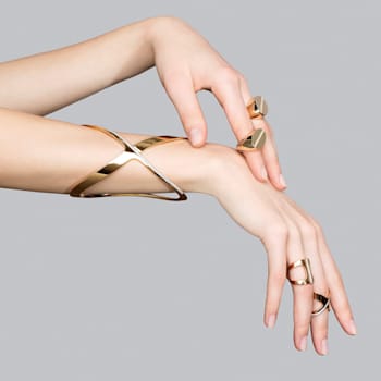 Siracusa collection ring in yellow gold 18k and one line of 9 white
diamonds diamonds 0,36 ct
