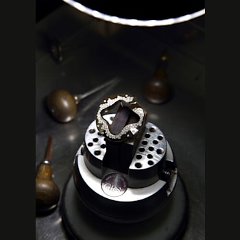 Anniversary100 large round earrings in white gold 18k with white
diamonds pavé 5.13ct