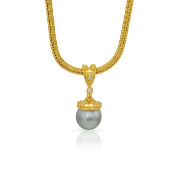 Classic Collection Pendant in 22kt & 18kt gold set with Tahitian
Pearl and Diamonds