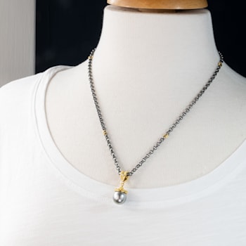 Classic Collection Pendant in 22kt & 18kt gold set with Tahitian
Pearl and Diamonds
