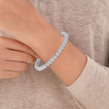 5.00Ct Round Four Prong 7 inch Flower Bracelet in Lab Grown Diamond in
10K gold. (5.00Ct FG - VS-SI)