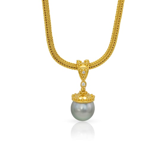 Classic Collection Pendant in 22kt & 18kt gold set with Tahitian
Pearl and Diamonds