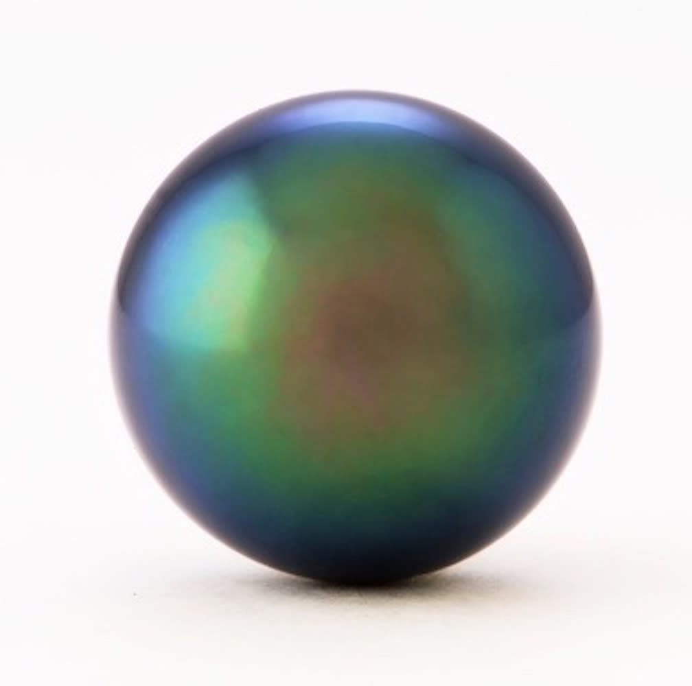 A beautiful Tahitian cultured pearl, the inspiration for our work.
