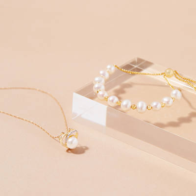pearl pendant and bracelet 