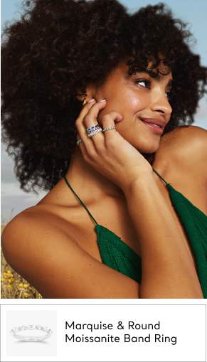 woman wearing moissanite band ring 