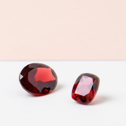 loose garnet gemstones