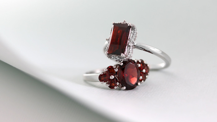 red garnet rings