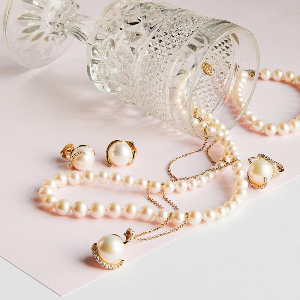 Various white pearl jewelry pieces 