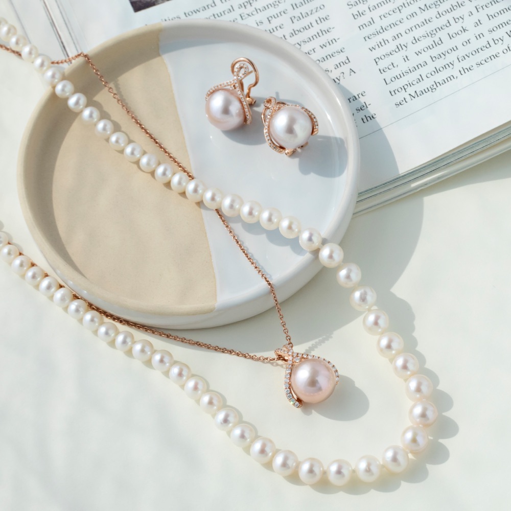 Pearl strand necklace with pink pearl pendant and matching earrings 