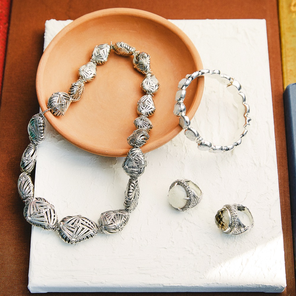 silver jewelry pieces 