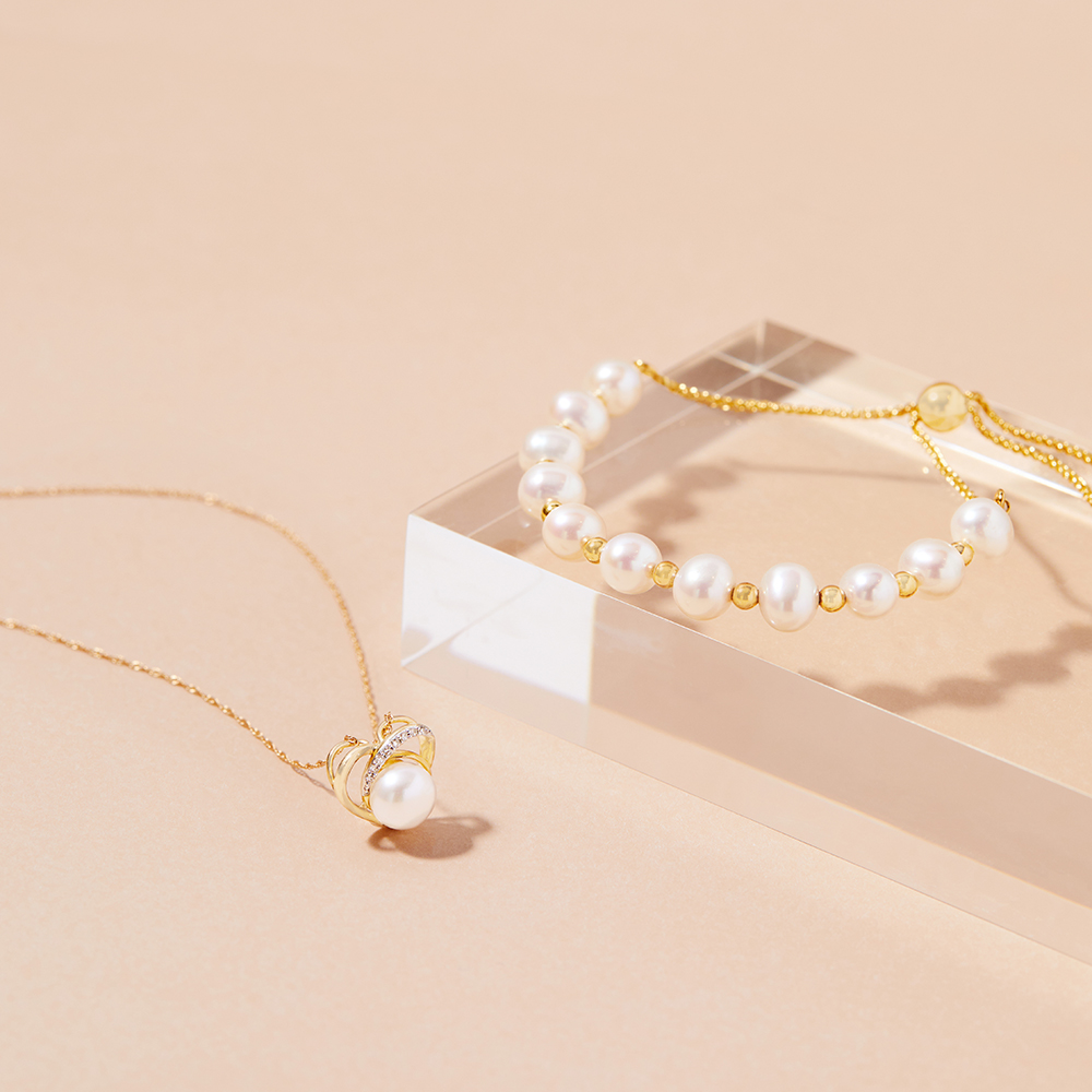 pearl pendant and bracelet 
